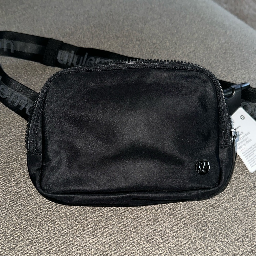 Lululemon ❤️🍋🍋Everywhere Belt Bag ~Wordmark~Black & Grey Belt Bag.🍋 NWT